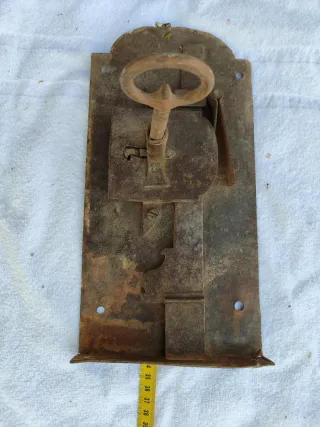 Antigua cerradura de dos tiempos con llave