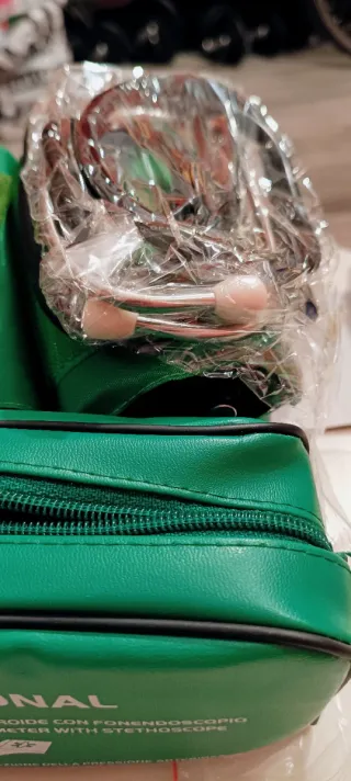 Sfigmomanometro aneroide con fonendoscopio