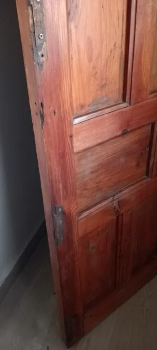 Puerta de madera maciza