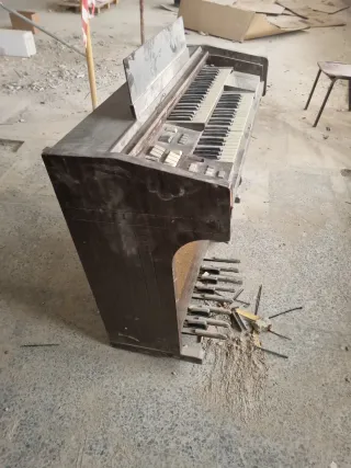 Órgano antiguo con pedales