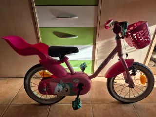 Bicicleta infantil rosa con cesta