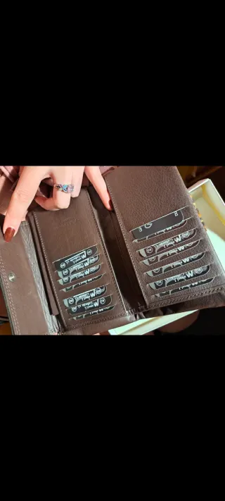 Cartera de piel marrón con estampado animal