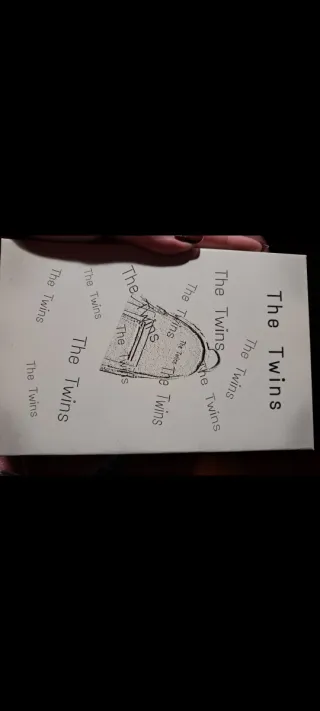 Cartera de piel marrón con estampado animal