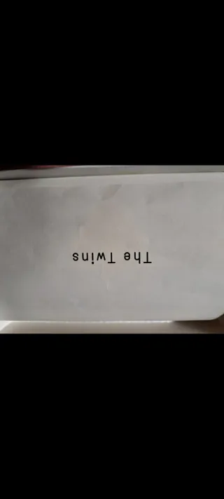 Cartera de piel marrón con estampado animal