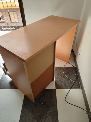 Escritorio de madera con cajones