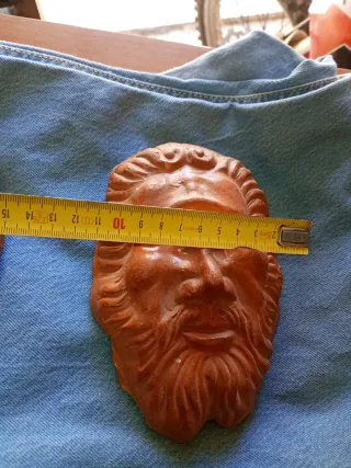 Scultura in terracotta con volto