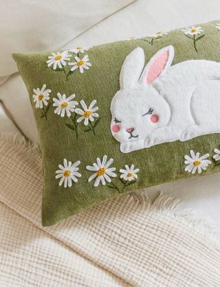 Funda para Cojín de 45x45cm.Bordado Conejo Flores