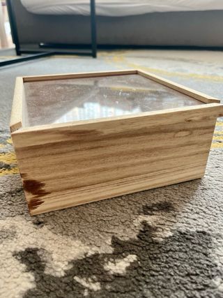 Caja de madera y cristal decorativa