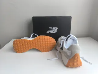 Zapatillas New Balance Beige y Blanco