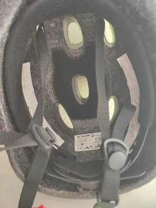 Casco Btwin y Luz Azul Bicicleta.