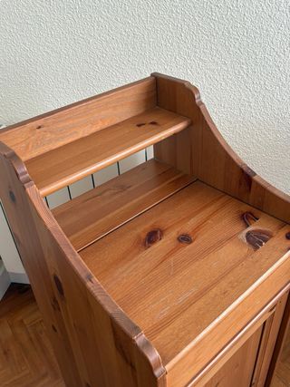 Mesilla de madera rústica