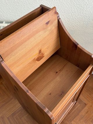 Mesilla de madera rústica