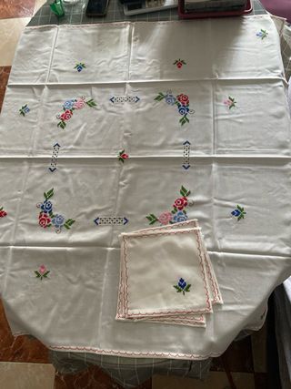 Mantel de mesa Lagarterana 104x104cm con servillet