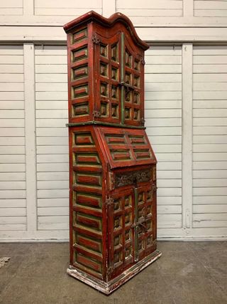 Mueble antiguo de madera.Policromado