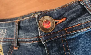 Pantalón vaquero con bordado