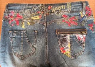 Pantalón vaquero con bordado