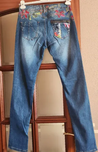 Pantalón vaquero con bordado