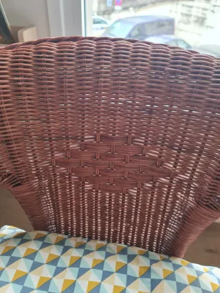 Silla de mimbre marrón