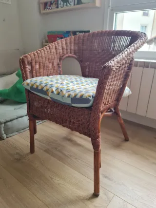 Silla de mimbre marrón