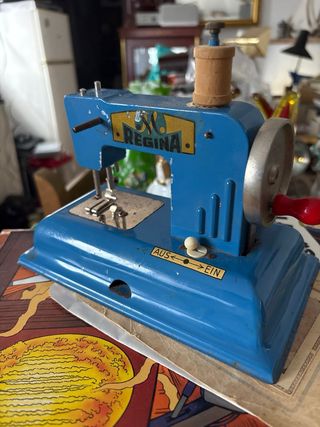 Antigua maquina de coser de juguete Regina