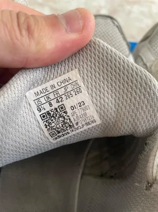 Zapatillas Adidas Grises y Blancas