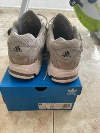 Zapatillas Adidas Grises y Blancas