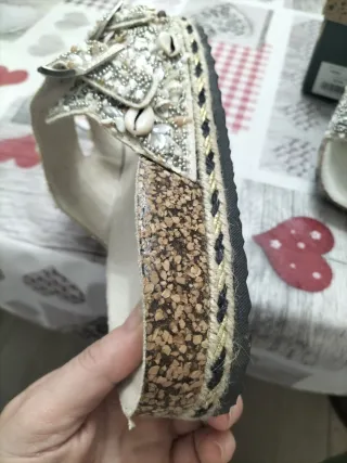 Sandalias Isteria Beige y Plateadas Decoradas