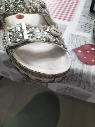 Sandalias Isteria Beige y Plateadas Decoradas