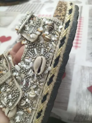 Sandalias Isteria Beige y Plateadas Decoradas