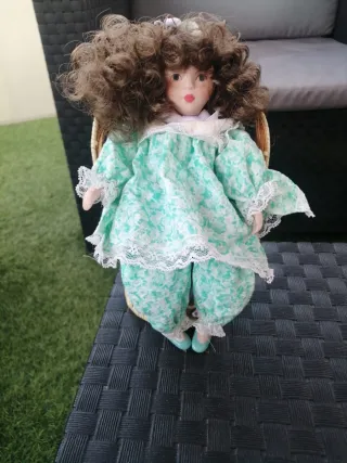 Vecchie bambole in porcellana