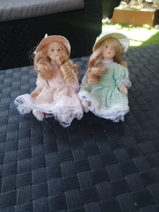 Vecchie bambole in porcellana