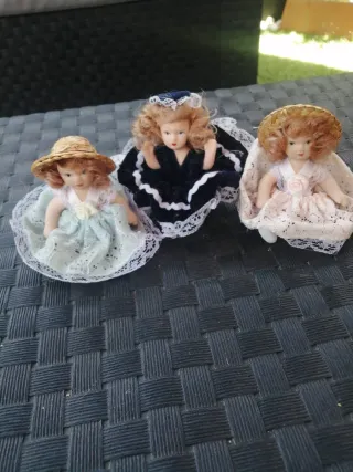 Vecchie bambole in porcellana