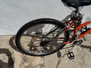 Bicicleta Montaña Naranja y Negra de niño