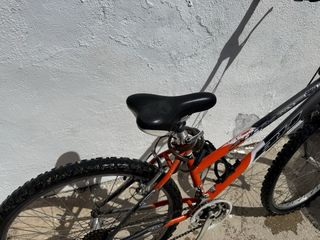 Bicicleta Montaña Naranja y Negra de niño