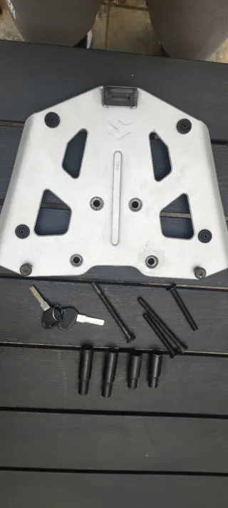 Baúl Suzuki Original con respaldo y soporte 47L