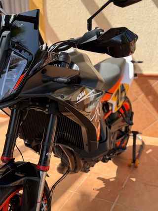 KTM 890 SMT Negra y Naranja