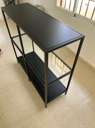 Recibidor metálico con estantes de cristal