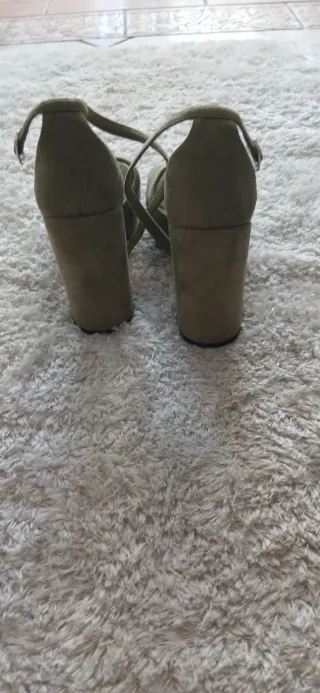 Zapatos de tacón verde oliva para mujer