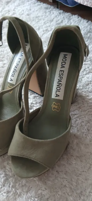 Zapatos de tacón verde oliva para mujer