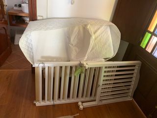 Cuna de bebé con colchón y canasta