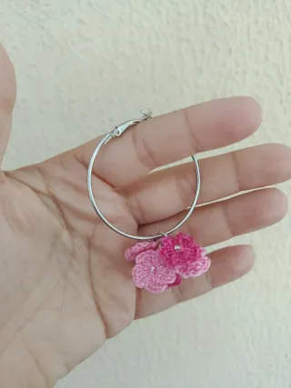 Brincos argola com flores rosa