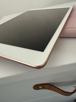 iPad 7ª generación (2019/2020) + caja + teclado