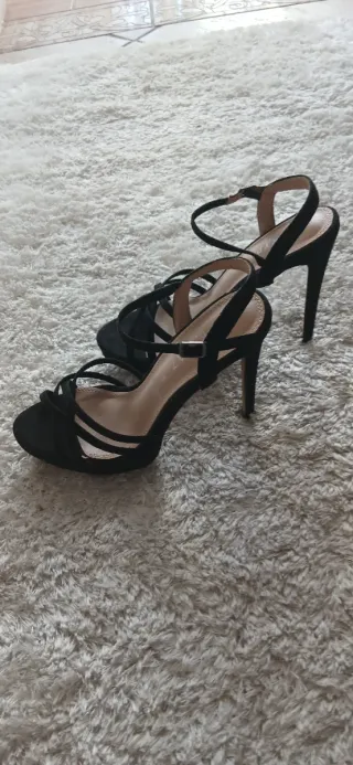 Sandalias de tacón negras para mujer