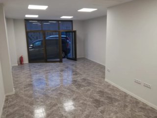 Bajo comercial en alquiler, tiene 45mtros y 10 de