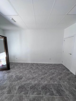 Bajo comercial en alquiler, tiene 45mtros y 10 de
