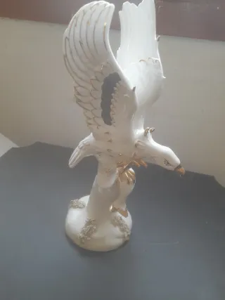 Águila de porcelana blanca y dorada