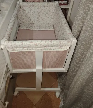 Minicuna con estampado de animales rosa y blanca