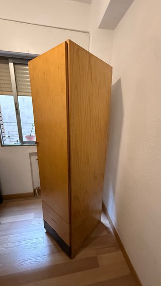Armario estrecho de madera y cajones