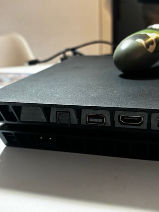 PS4 500GB + Mando Camuflaje + 2 Juegos