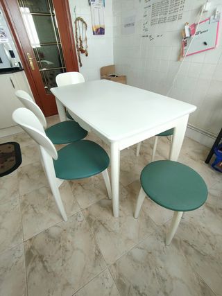 Cocina completa beige y blanca